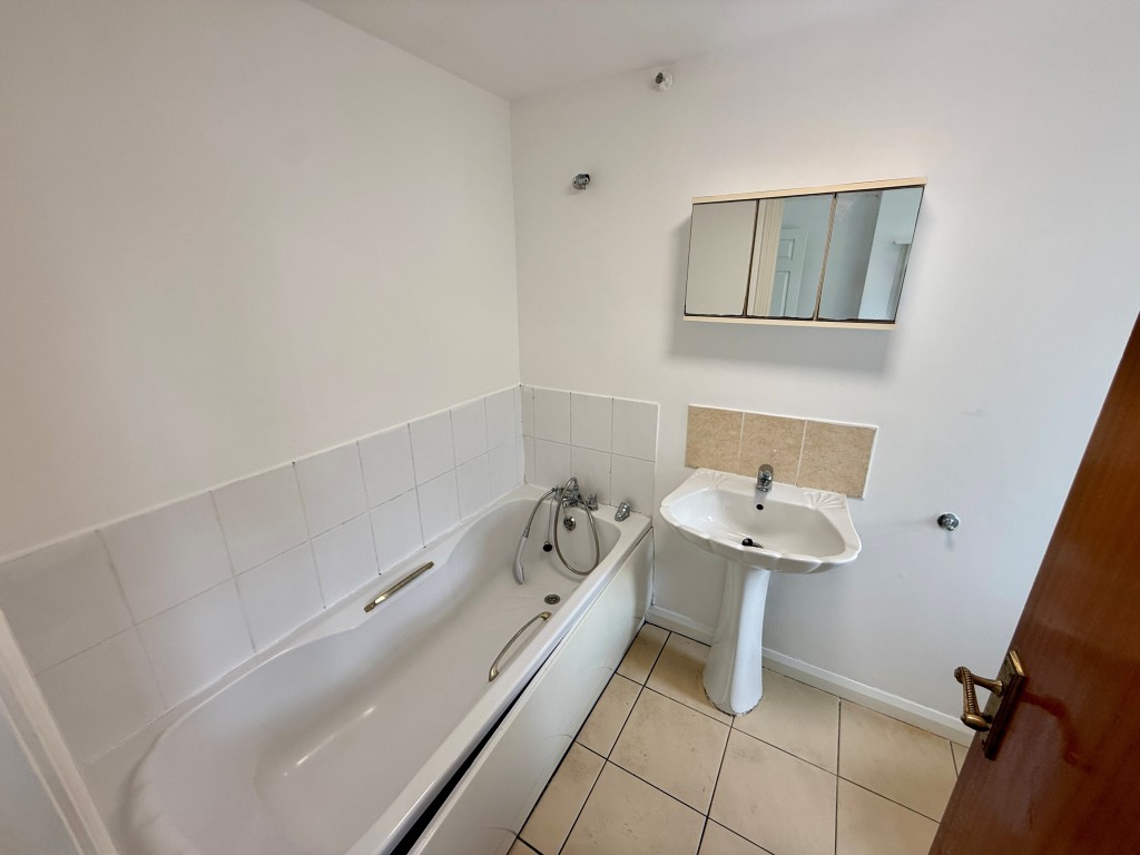 Lot: 112 - TWO-BEDROOM GROUND FLOOR FLAT WITH GARDEN - Bathroom